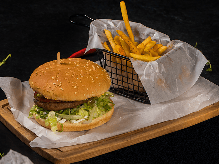 Чизбургер с говядиной и картофелем фри